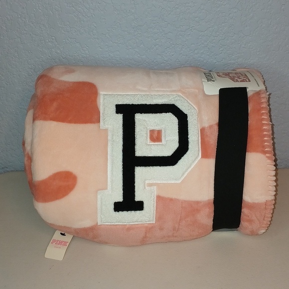 Victoria’s Secret Blanket VS Pink Camo Sherpa Blanket VS PINK Blanket 🆕️ Rare! - Picture 2 of 14